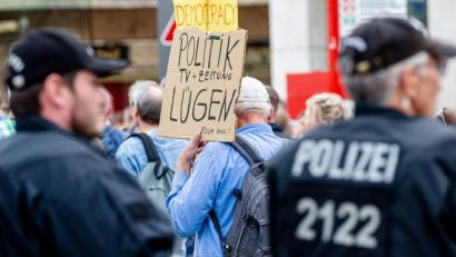 Archivbild: Markus Scholz, dpa
Polizisten beobachten eine Demonstration der Initiative „Querdenken“. Beim Presserat gingen im vergangenen Jahr Beschwerden über Berichte ein, in denen Teilnehmer von Demos gegen die Corona-Maßnahmen als „Verschwörungstheoretiker“ oder „Corona-Leugner“ bezeichnet wurden.