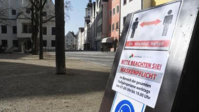 Bild: Gabi Schönberger
Die Maskenpflicht in der Weidener Fußgängerzone ist inzwischen auf Sonntag ausgedehnt. Und am Montag öffnen Baumärkte.