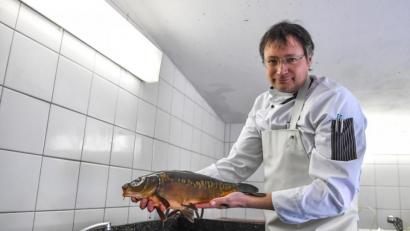 Bild: exb/Florian Miedl
Muss wegen des Lockdowns und der geschlossenen Gastronomie Umsatzeinbußen hinnehmen – lässt sich aber nicht entmutigen: Fischwirt Markus Fuchs in seinem Verarbeitungsraum in Brand.