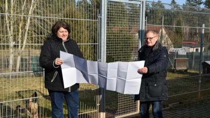 Bild: hcz
Auf dem Gelände hinter dem jetzigen Gebäude wird das neue Tierheim entstehen. Später wird das alte abgerissen. Nebengebäude, Hausmeisterwohnung und Parkplätze entstehen. Ingenieur Hans Würschinger und Tierschutzvereinsvorsitzende Mariele Junak studierten nun die Planungsentwürfe.
