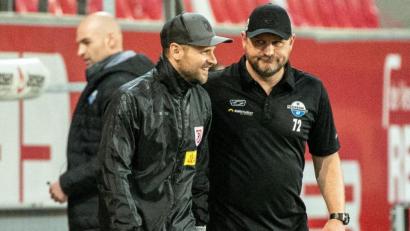 Bild: Matthias Balk/dpa
Jahn-Co-Trainer Sebastian Dreier (links) vertrat im Heimspiel gegen den SC Paderborn (mit Bild SC-Trainer Steffen Baumgart) Chefcoach Mersad Selimbegovic, der positiv auf das Coronavirus getestet worden ist.