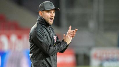 Bild: Matthias Balk/dpa
Sebastian Dreier verriet auf der Pressekonferenz nach dem Heimsieg gegen den SC Paderborn, dass der fehlende Jahn-Cheftrainer Mersad Selimbegovic Tipps übers Telefon gab.