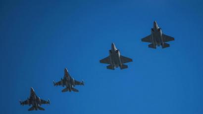 Bild: Senior Airman Ericka A. Woolever 
Zwei F-16 Fighting Falcons (links) der US-Luftwaffe fliegen an der Seite zweier italienischer F-35 Lightning II.