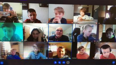 Screenshot: Alexandra Hecht/Grundschule Bad Neualbenreuth/exb
Zur Videokonferenz der Grundschule Bad Neualbenreuth war Bürgermeister Klaus Meyer als besonderer Gast eingeladen worden.