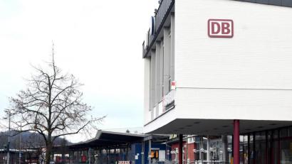Bild: Petra Hartl
Zwischen dem Amberger Bahnhof (im Vordergrund) und dem Busbahnhof (im Hintergrund) haben sich offenbar zwei unbekannte junge Männer an eine 13-Jährige herangemacht. Es scheint noch ein dritter Man dabei gewesen zu sein.
