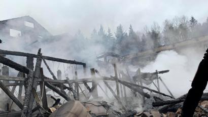 Bild: Matthias Bäumler/fph
Von der Produktionshalle, in der spezielle Tongefäße für die Glasschmelze hergestellt wurden, ist nur eine riesige Brandruine übrig.