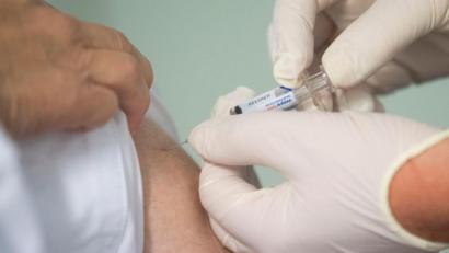 Symbolbild: Julian Stratenschulte
Die Bundesländer Sachsen, Thüringen und Bayern wollen Tschechien mit Impfstoff gegen das Coronavirus unterstützen.