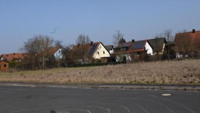 Bild: gf
Auf wenig Gegenliebe bei den Poppenrichter Gemeinderäten stößt ein Bauvorhaben, das nach übereinstimmender Auffassung zu massiv ausfällt, außerdem nicht genügend Pkw-Abstellmöglichkeiten vorsieht und sich überhaupt nicht in die Umgebung mit ausschließlicher Einzelbebauung einfügt.