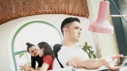 Bild:  Christin Klose/dpa 
Unterforderung im Job kann auch zu Überforderung führen – etwa damit, die Zeit rumzukriegen.