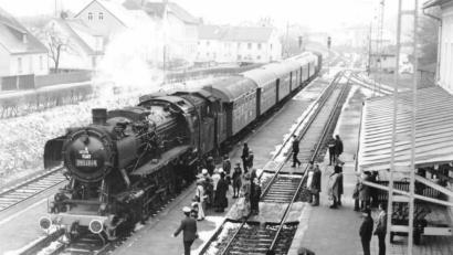 Archivbild: wmr
Am 10. Januar 1975 stoppte zum letzten Mal eine Dampflok (Baureihe 50) auf dem Mitterteicher Bahnhof (Bild) – anders als in Waldsassen hielt sich der Zuschauerauflauf hier aber in Grenzen. Ab dem 13. Januar 1975 kamen dann Dieselloks auf der Strecke zwischen Wiesau und Waldsassen zum Einsatz.