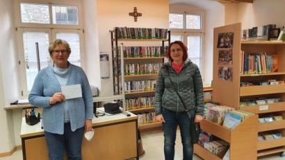 Bild: bjo
Büchereileiterin Gudrun Jeziorowski (links) erhielt 170 Euro von Simone Fleischmann (rechts) als Spende überreicht.