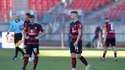 Bild: Timm Schamberger/dpa
Enttäuscht nach der Nullnummer gegen Kellerkind Eintracht Braunschweig: Die Nürnberger Nikola Dovedan (Nummer 10) und Tom Krauß (Nummer 14). Zumindest der Abstand auf die Niedersachsen wurde gehalten.