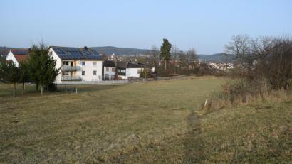 Bild: bnr
Am Ende des Almweges in Untersteinbach soll ein neues Baugebiet entwickelt werden. Bereits geplant sind drei Mehrfamilienhäuser. Über eine Verwirklichung muss der Stadtrat noch entscheiden.