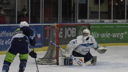 Bild: gb
Die Blue Devils bezwangen am Sonntag den EV Lindau mit 4:2. Hier steuert Edgars Homjakovs auf den Kasten von Gästegoalie Lucas di Berado zu.