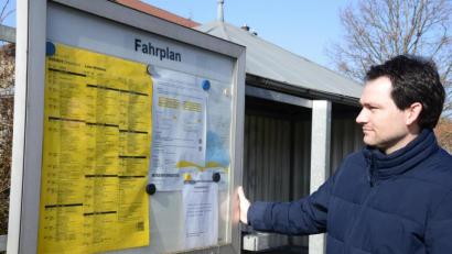 Bild: bey
Der Fahrplan an der Haltestelle Oberwildenau zeigt an, dass dort wieder stündlich Züge der Oberpfalzbahn halten, freut sich Bürgermeister Sebastian Hartl.