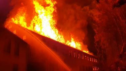 Bild: ILS Hochfranken
Lichterloh brannte die Fabrik, in der Tonhäfen für die Glasproduktion hergestellt werden.