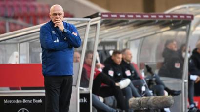 Bild: Sebastian Gollnow
Der so gut wie abgestiegene FC Schalke 04 dreht am Rad. Nun muss mit Christian Gross der vierte Trainer der laufenden Saison gehen.