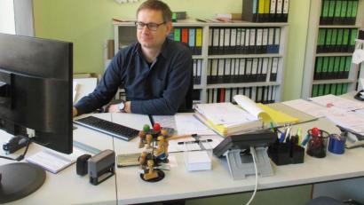 Bild: ld
Bei ihm laufen die Fäden zusammen: Bauamtsleiter Achim Scherm von der VG Neusorg informiert über den aktuellen Stand der Städtebauförderung. Er steht auch gerne für Fragen bereit.