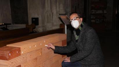 Bild: ads
Inspiriert von der Klagemauer in Jerusalem hat Stadtpfarrer Thomas Helm spontan heuer eine Fastenaktkion initiiert, für die eine kleine Klagemauer im Eingangsbereich der Basilika aufgebaut wurde.Dadurch haben die Gläubigen in der Fastenzeit einen konkreten Ort für eine kleine stille Einkehr, bei der sie die Möglichkeit haben, mit Gott über eine direkte Nachricht in Kontakt zu treten und ihre Seele von Sorgen, Nöten und Ängsten zu befreien