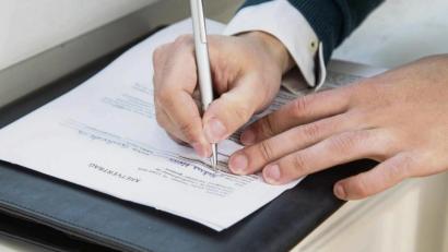 Bild: Christin Klose/dpa
Vertragsvorlagen können hilfreich sein. Allerdings ist das Mietrecht kompliziert. Daher sollten private Vermieter Vorlagen nicht blind vertrauen.