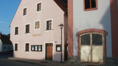 Bild: wro
Die Straßenlaterne am Falkenberger Rathaus ist nur eine von insgesamt 190, die im Gemeindegebiet für Licht sorgen. Nach einstimmigem Beschluss der Markträte werden alle Brennstellen auf LED-Technik umgerüstet.