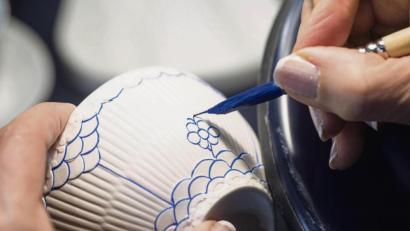 Bild:  Frank Rumpenhorst/dpa
Warum nicht mal im Urlaub kreativ werden – und zum Beispiel in die Porzellan-Malerei hinein schnuppern?