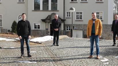 Bild: exb/Landkreis Tirschenreuth/Stefan Malzer
Patrick Oroudji ist der neue stellvertretende Leiter der Kreismusikschule. Dazu gratulierten (von links) Personalchef Walter Brucker, Landrat Roland Grillmeier, KMS-Leiter Tobias Böhm und Personalrat Max Bindl.