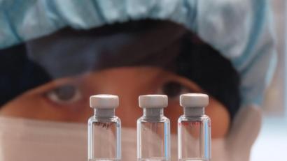 Bild: Sean Elias/PA Media/dpa
Der von der Universität Oxford und dem Pharmaunternehmen Astrazeneca entwickelte Corona-Impfstoff ist nach vorläufigen Studien zu 70 Prozent effektiv.
