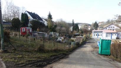 Bild: rn
Die Gartenanlage (links) gegenüber der städtischen Kindertagesstätte soll ein Biomasseheizwerk für Hackschnitzel erhalten.