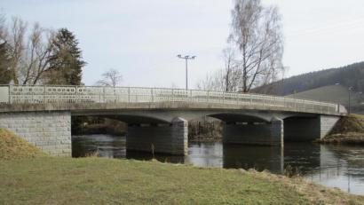 Bild: bnr
Die zahlreichen Brücken im Gemeindegebiet, wie hier die Schwarzachbrücke in Altendorf, müssen alle drei Jahre geprüft werden, um die Sicherheit der Bauwerke zu gewährleisten.