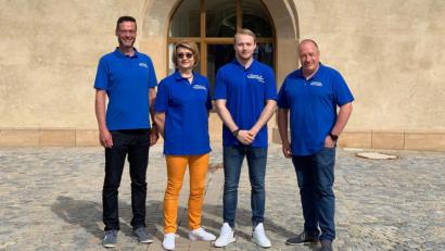 Archivbild: Raiffeisenbank Auerbach-Freihung/exb&quot;
Die Jury aus dem Jahr 2019 mit (von links) Vorstandsmitglied Michael Sommer, der Aufsichtsratsvorsitzenden Eva Birkmüller, Handball-Profi Maximilian Lux und 
Vorstandsvorsitzendem Frank-Eckhard Kirchhof amtiert auch bei der Neuauflage des Raiffeisen-Nachhaltigkeitspreises.