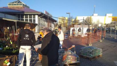 Bild: tk
Montag, kurz vor 8 Uhr vor dem Obi-Markt an der Regensburger Straße: Die Warteschlange reicht bis zum Parkplatz.