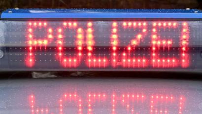 Symbolbild: Carsten Rehder/dpa
Die Leuchtschrift „Polizei“ ist auf dem Dach eines Streifenwagens der Polizei zu sehen.