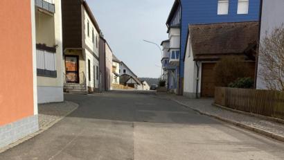 Bild: Josef Glas
Die Oberviechtacher Straße müsste saniert werden. Der Start der Maßnahme verschiebt sich jedoch.