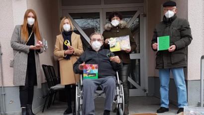 Bild: u
Mit 70 von den Sechstklässlern der Freudenberger Mittelschule liebevoll gestalteten Geschenken überraschen Rektorin Gabriele Krettner (Zweite von links) und Lehramtsanwärterin Annalena Schulz (links) die Leiterin des BRK-Seniorenheims St. Barbara, Astrid Geitner (Zweite von rechts) und den Heimbeiratsvorsitzenden Rudi Wild (rechts) sowie Heimbewohner Helmut Michl (Mitte).