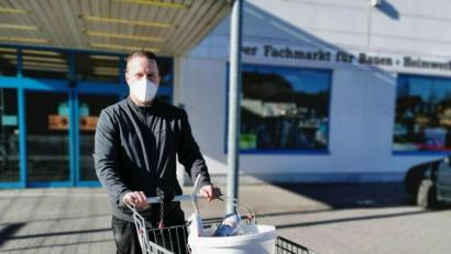 Bild: Gertraud Portner
Ran an die Silikon-Tube! Im Profi-Baumarkt in Oberviechtach können Heimwerker seit Montag wieder alles kaufen, was das Herz begehrt.