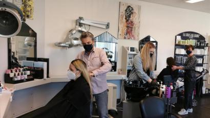 Bild: Portner
Friseurmeister Rainer Mösbauer und sein Team vom "Frisuren-Eck" in Oberviechtach haben am Montag gut zu tun.