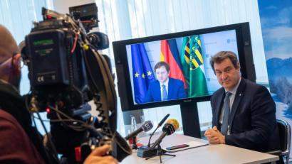 Bild: Peter Kneffel
Bayerns Ministerpräsident Markus Söder nimmt in der Staatskanzlei an einer Online-PK von Bayern und Sachsen zur Covid-19-Allianz der beiden Bundesländer teil.