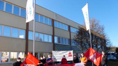 Bild: hme
Die Vertreter der IG Metall am Siemens-Standort Luhe machen auf sich und die auslaufende Friedenspflicht aufmerksam. Mit dabei waren Antonia Enßner (Vierte von rechts) von der IG Metall Amberg und Betriebsrat und Vertrauensmann im Werk Luhe, Günther Lehrer (Vierter von links).