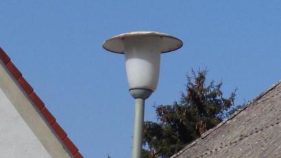Bild: amö
Schon zu einer älteren Lampen-Generation zählt diese Straßenlaterne in Winklarn. Der Marktgemeinderat hat einen Grundsatzbeschluss zur Umstellung auf LED-Technik gefasst.