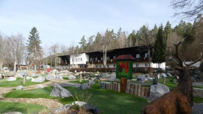 Bild: rn
Durch den Erlebnisgolfplatz erhielt die Freizeitanlage bereits eine deutliche Aufwertung. Nun steht auch die Sanierung des „Stammhauses“ bevor.