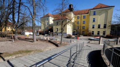 Bild: Stephan Huber
Nur eine Woche lang herrschte auf dem Pausenhof der Max-Josef-Schule fröhliches Kinderlachen. Am Montag war wieder zu, am heutigen Dienstag dürfen die Kinder wieder kommen.