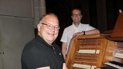 Bild: ads
Dieses Mal nicht an der Orgel, dafür am E-Piano begleitet Dekanatskirchenmusiker Bernhard Müllers (links) die von ihm initiierte und organisierte Kurzandachtenreihe. Stadtpfarrer Thomas Helm bereichert die Andachten mit passenden Texten.