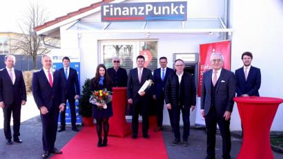 Bild: bkr
Zur Eröffnung des "FinanzPunkt" in Immenreuth kamen (von links): Hans-Jörg Schön, Landrat Roland Grillmeier, Vorstand Thomas Keck von der Sparkasse, Lena Kohl, Zweiter Bürgermeister Josef Hecht, Robert Meindl, Joachim Geyer, Wolfgang Schultes, Ludwig Zitzmann und Bereichsleiter für Privatkunden Peter Ferber.