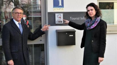 Bild: ubb
Bürgermeister Franz Stahl und Katrin Demleitner freuen sich, dass die Tourist-Info das Qualitätssiegel nun für weitere drei Jahre bekommen hat.