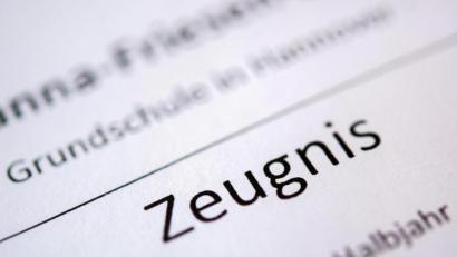 Symbolbild: Hauke-Christian Dittrich
Am Freitag erhalten die Schüler in Weiden und im Landkreis Neustadt/WN ihre Zwischenzeugnisse. Mangels Präsenzunterricht werden sie wohl mit der Post verschickt werden.