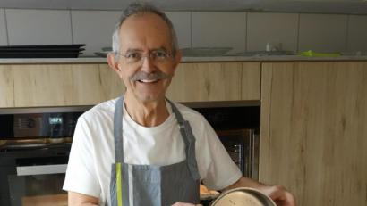 Bild: fpoz
Altbürgermeister Hubert Kellner bei seinem neuen Hobby, dem Brotbacken