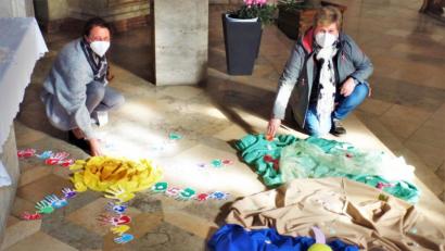 Bild: jml
Das Bodenbild legten (von links) Marion Eitel und Beate Heumann.