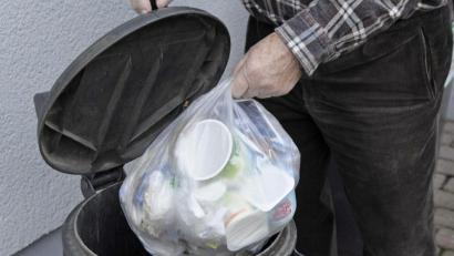 Symbolbild: Petra Hartl
Heiße Ofenasche hat am Donnerstagabend in brennbarem Restmüll für einen Schwelbrand gesorgt.
