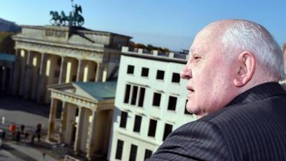 Bild: Jens Kalaene
Der frühere sowjetische Staatspräsident Michail Gorbatschow steht am 8. November 2014 am Pariser Platz in Berlin mit Blick auf das Brandenburger Tor.